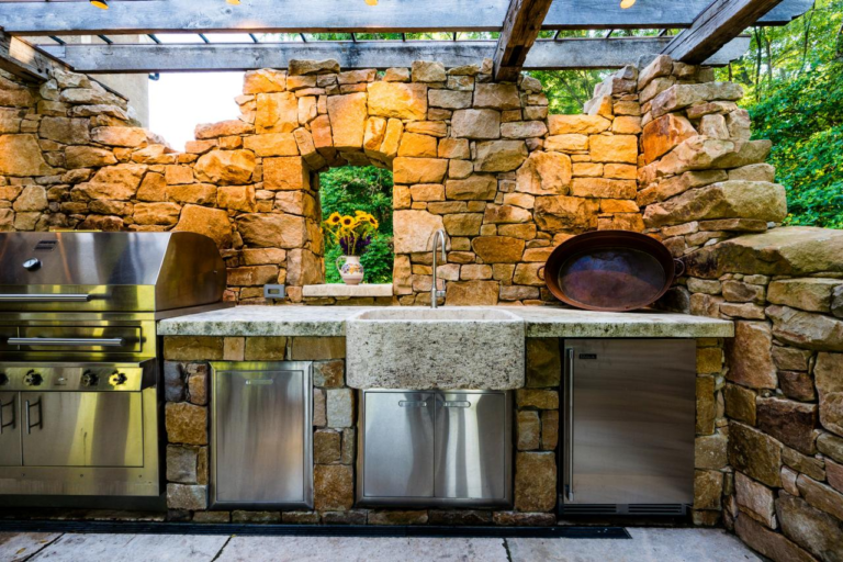 Build the Perfect Outdoor Kitchen: Design and Features Tips